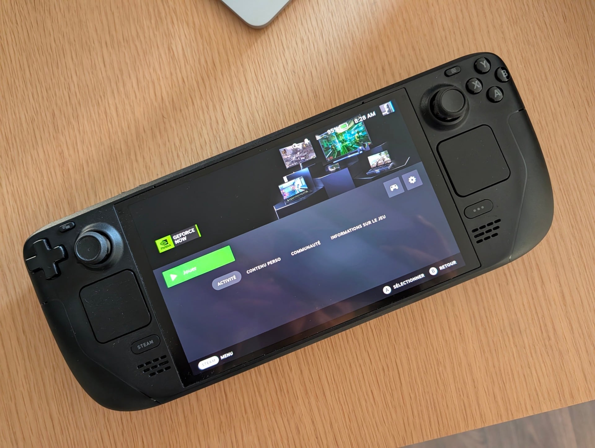 Steam Deck en situation, avec ses sticks et gâchettes visibles