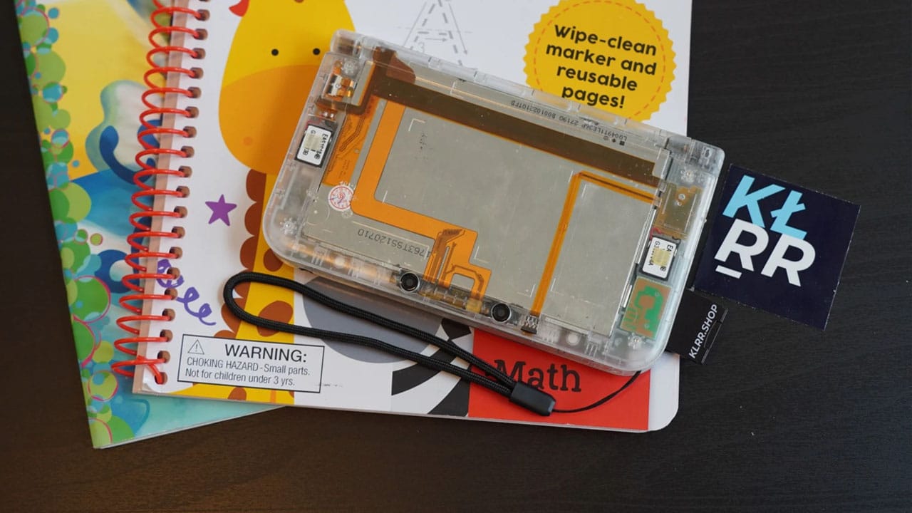 Gros plan sur une coque transparente KLRR pour Nintendo 3DS