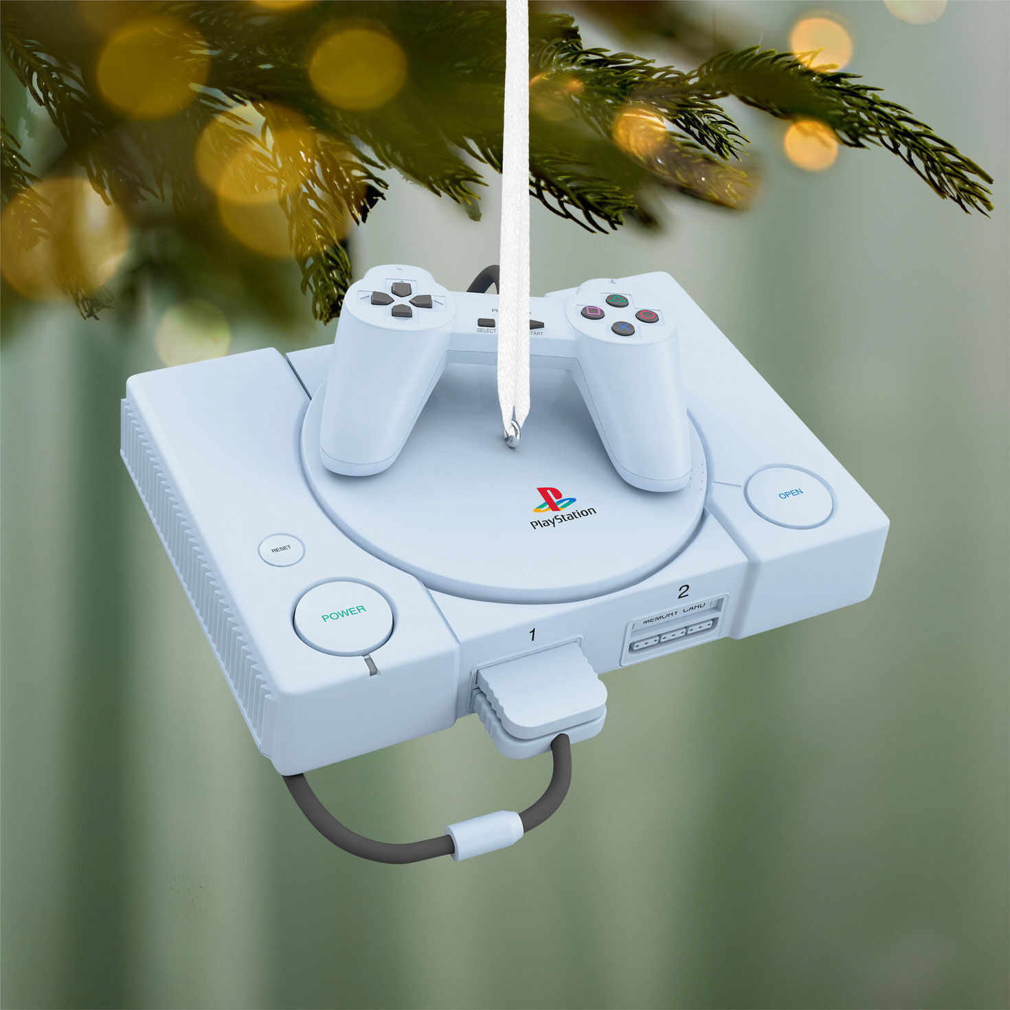 Vue de côté de l’ornement Hallmark PlayStation avec la manette