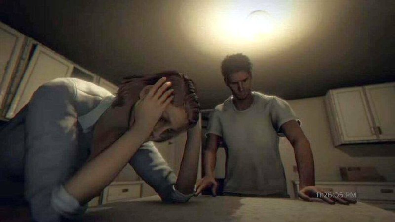 Visuel de Paranormal Activity Threshold montrant un couple dans une cuisine sous une lumière inquiétante
