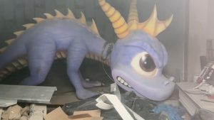 Photo de la grande statue Spyro retrouvée dans un bâtiment abandonné