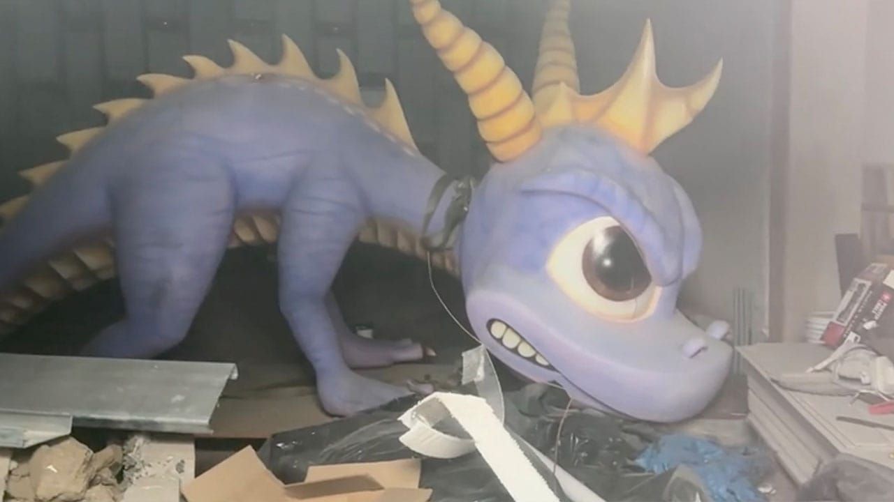 La statue promotionnelle de Spyro retrouvée dans un bâtiment abandonné