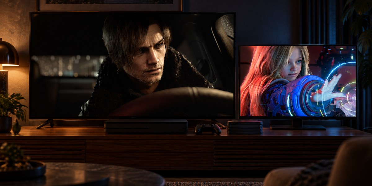 Dans un salon, deux écrans montrent Leon Kennedy et une héroïne de Pragmata.
