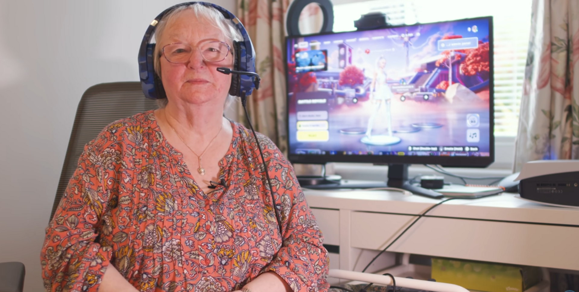 Cath Bowie, alias grumpygran1948, devant Fortnite