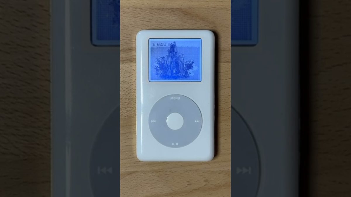 Crash Bandicoot affiché sur l’écran d’un iPod de quatrième génération