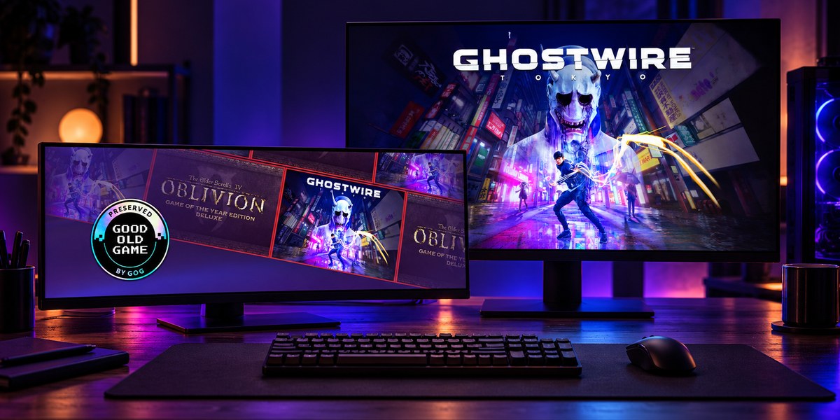 Deux écrans sur un bureau affichent une promotion GOG d’Oblivion et Ghostwire: Tokyo, ainsi que l’illustration de Ghostwire.